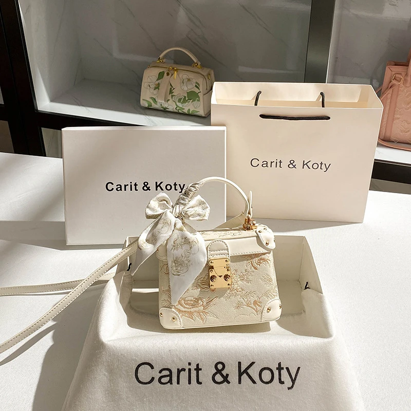 

New Chinese-style embroidered box bag, autumn and winter high-end color-blocking small square bag