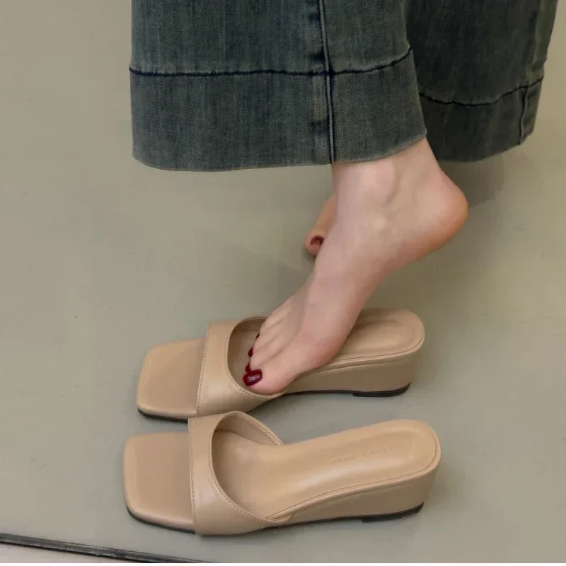 

Летние женские тапочки на танкетке, модные вечерние модельные туфли с квадратным носком, женские уличные шлепанцы без шнуровки