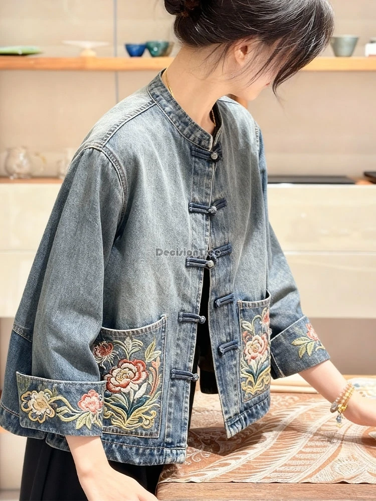 سترة نسائية صينية جديدة محسنة على الطراز القديم لعام 2025 مطرزة فضفاضة للخريف بأزرار شيونغسام وأكمام طويلة من قماش الدنيم