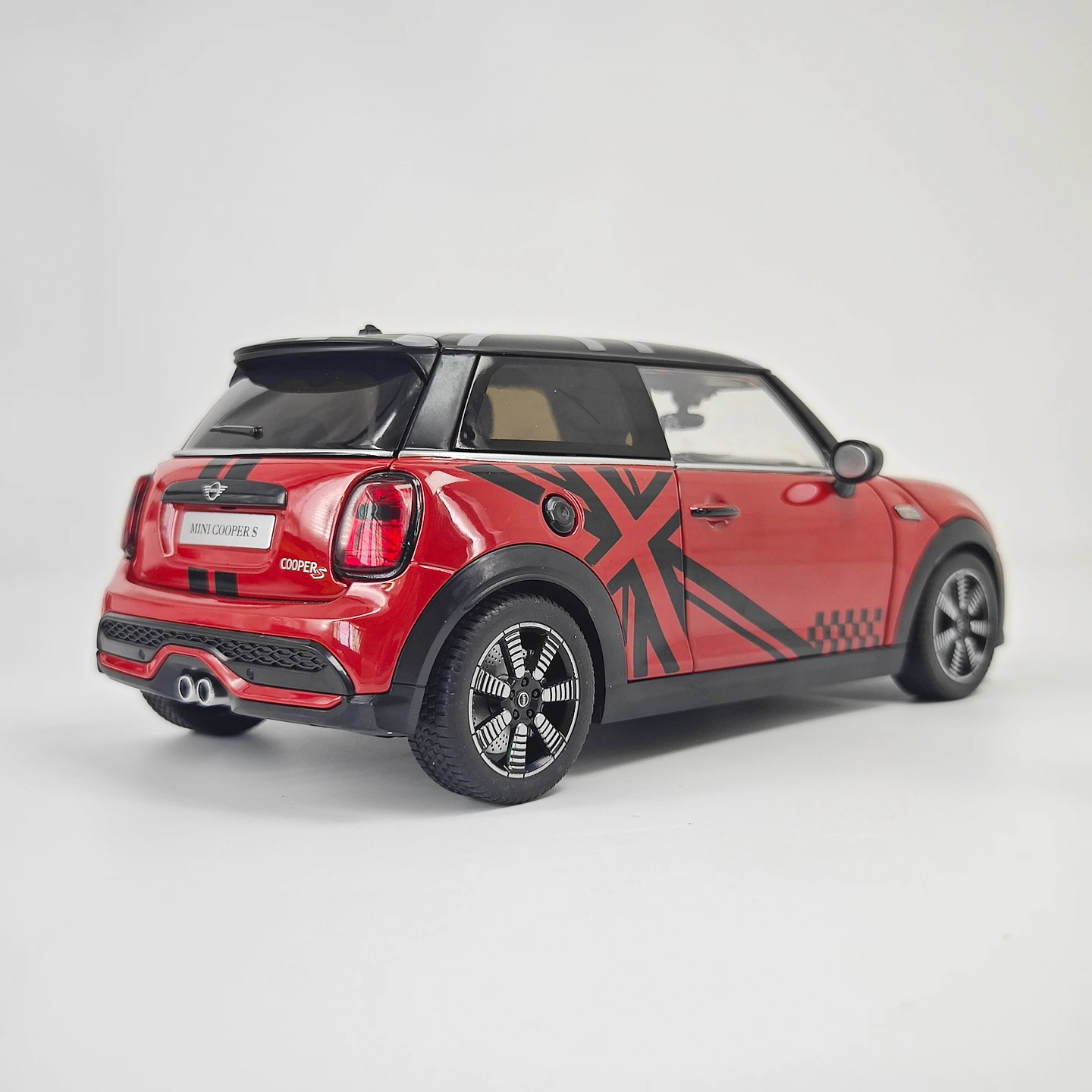 1/18 Simulated BMW mini Cooper s alloy car model, large sedan decoration, doors can be opened