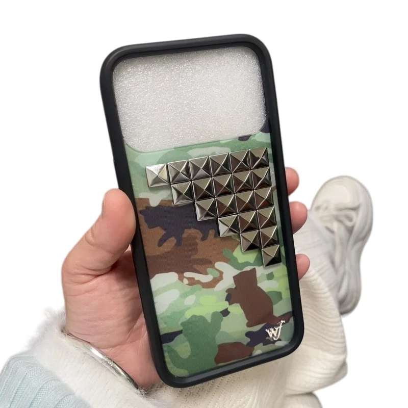 Etui na telefon z motywem dzikich kwiatów, srebrnymi nitami i wzorem kamuflażu, dla iPhone 18 17 16 15 14 13 12 Pro Max Plus, z kreskówkowym kotem i nitami. — zdjęcie produktu 7