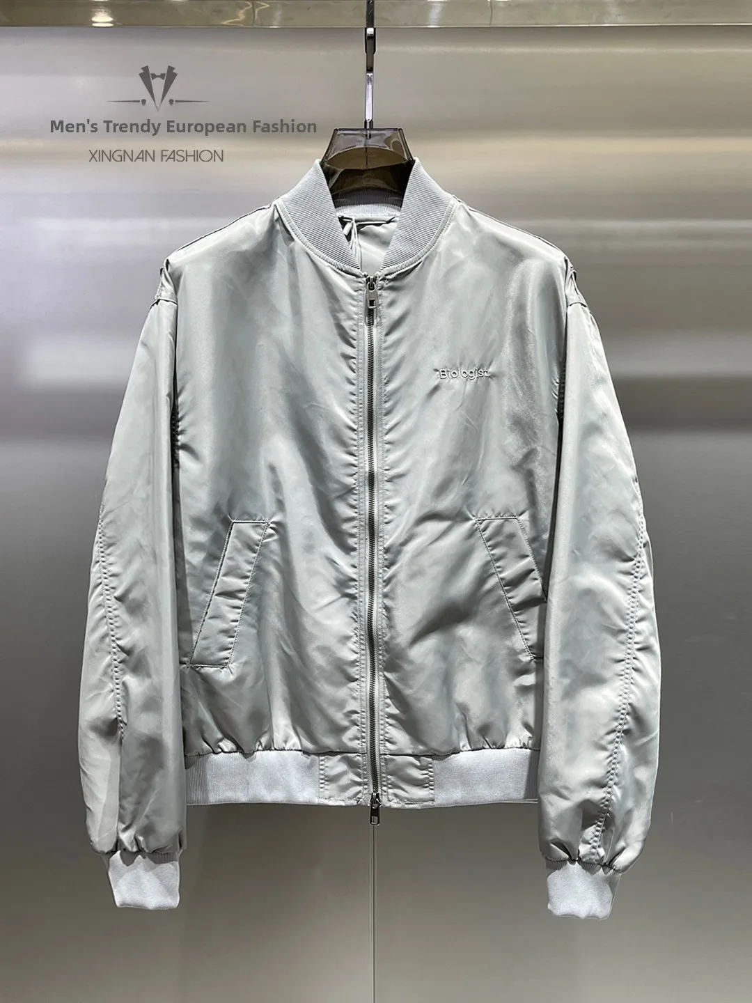 

Мужская куртка с бейсбольным воротником Весна 2026: повседневная, свободного кроя, с вышитыми надписями, универсальная верхняя одежда, модный уличный стиль