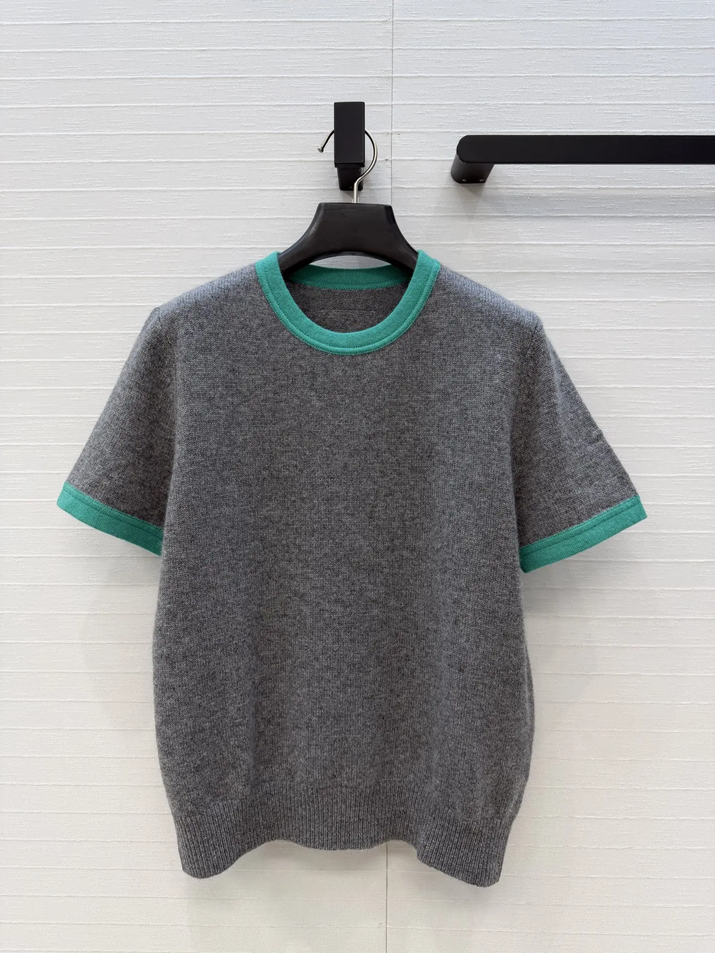 26 New Bordered Cashmere Short-Sleeved Sweater, Handmade Contrasting Edge Collar. Slimming T-shirt style top.