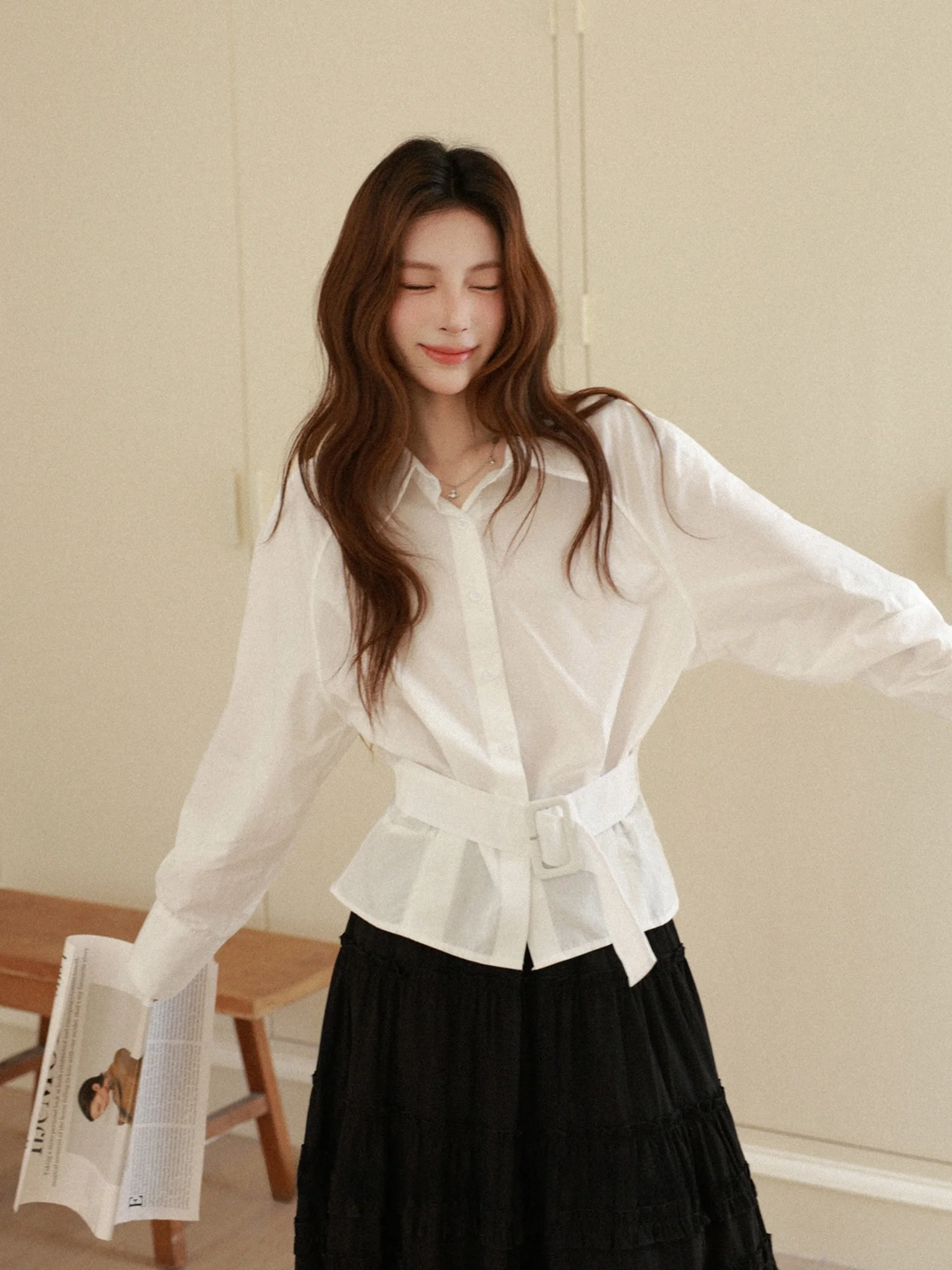 

Элегантная белая женская рубашка с длинным рукавом, модная модель ранней весны, с поясом, подчеркивающим талию, дизайнерская, женственная, стильная.