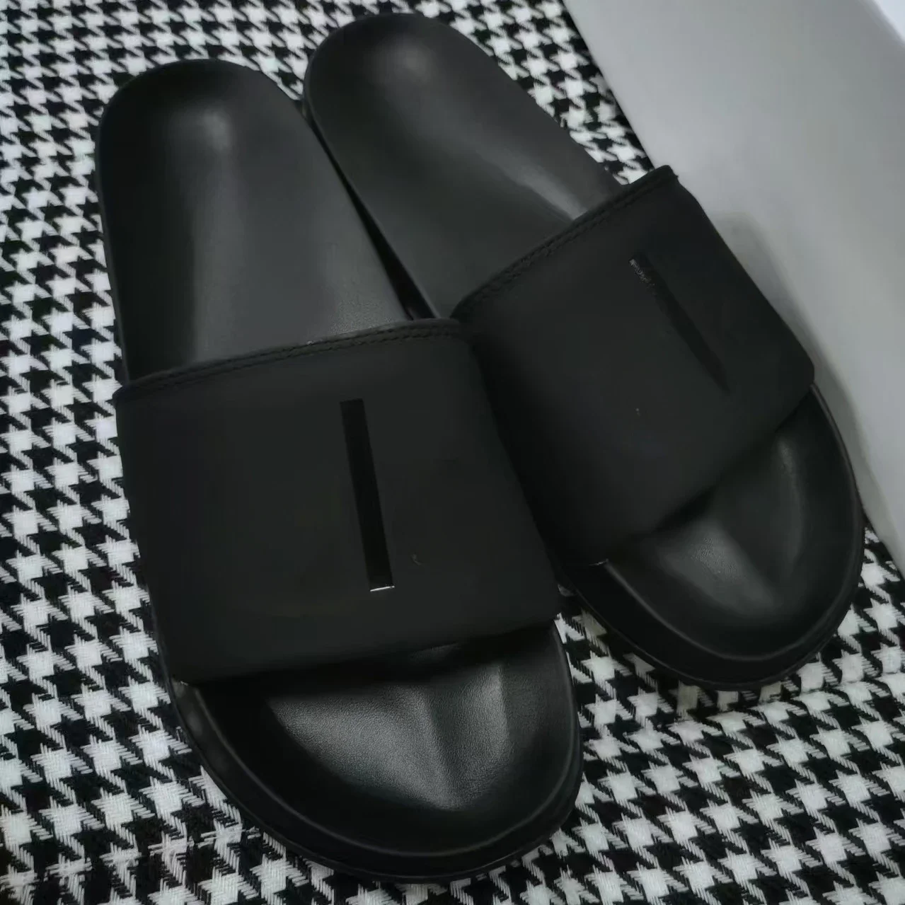 

AL Black Unisex It Slide Floor Non slip Slippers Outdoor Indoor Fashion Leisure Comfortable Beach Sandals Soft Cushion Strap