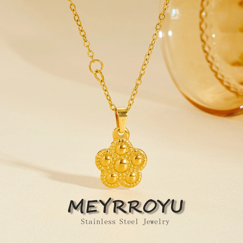 MEYRROYU Stainless Steel Vintage Golden Textured Five‑Leaf Flower Charm Pendant Necklace Women Fashion Daily Wear Jewelry Gift