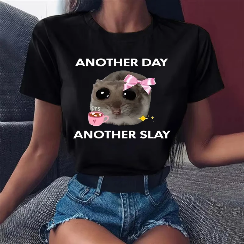 

Модная повседневная футболка Kawaii, забавная футболка с принтом Sad Hamster Another Day Slay, лето 2025 года, уличная одежда с короткими рукавами, топ