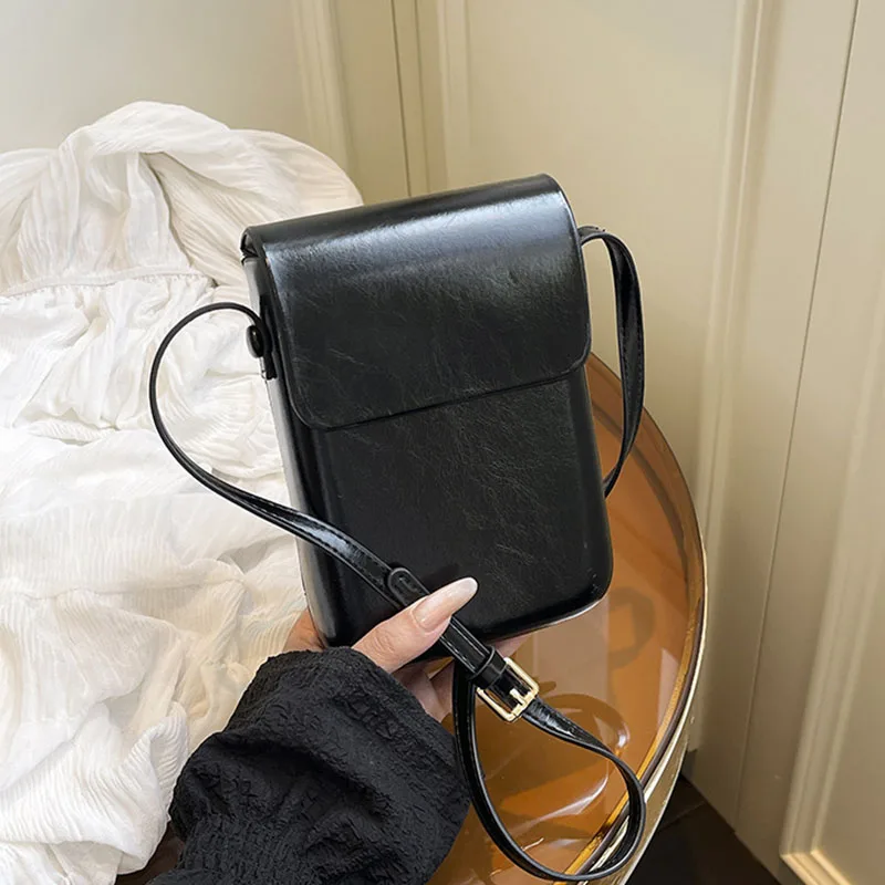 حقيبة كروس للنساء حقائب يد صغيرة جديدة حقائب ساعي البريد من جلد البولي يوريثان بتصميم عمودي بلون سادة وحاملي هاتف لسماعات الأذن