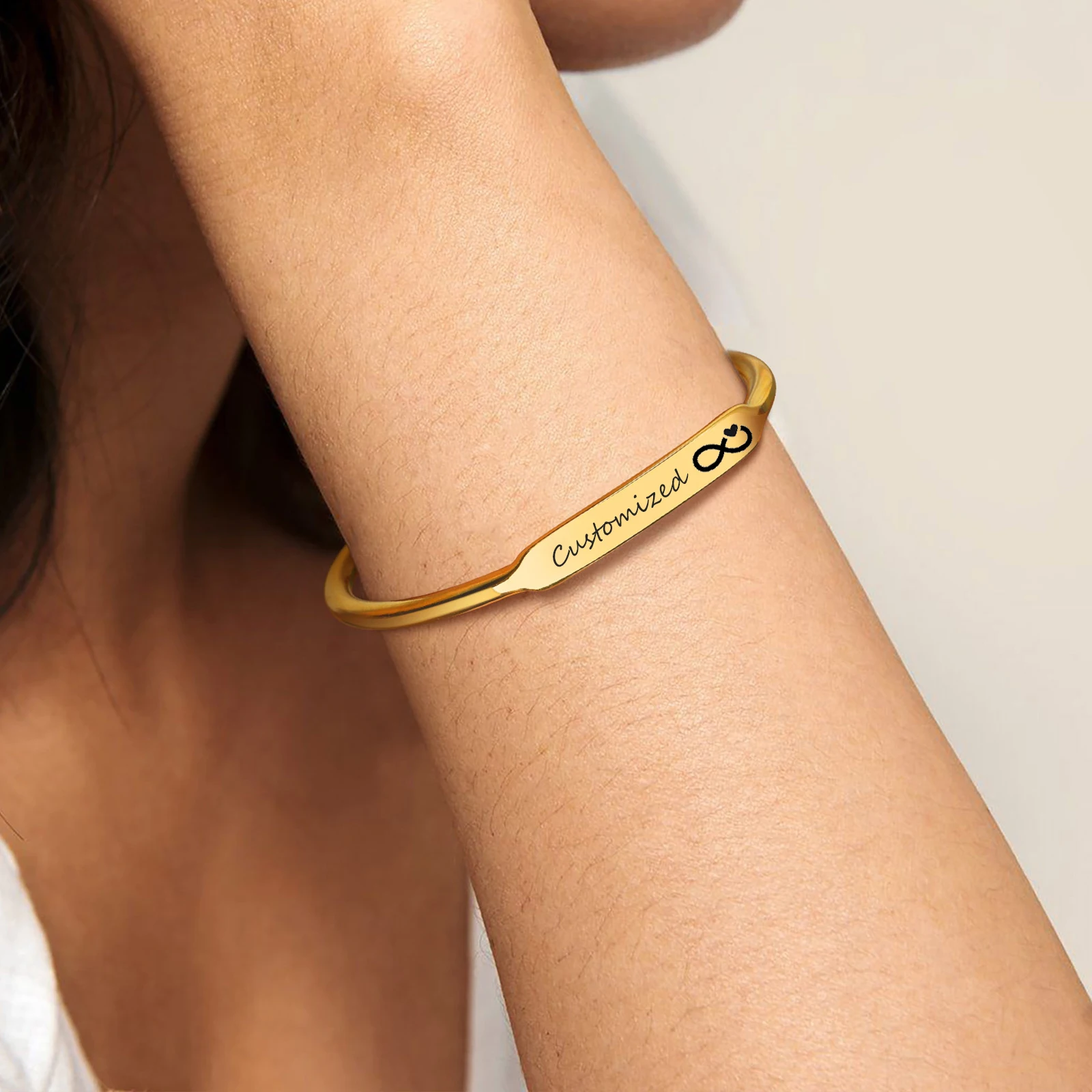 Pulsera de nominación de joyería de pareja de acero inoxidable personalizada mensaje grabable, símbolo de regalo romántico de diseño abierto del amor eterno