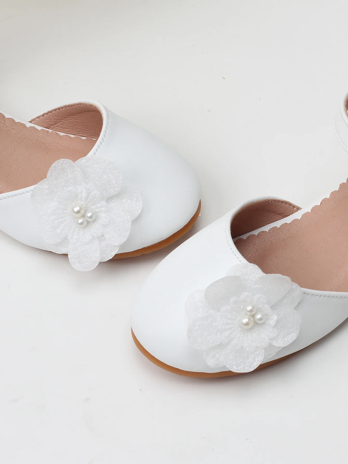 White girl flat shoes summer new comfortable and non slip children\'s princess shoes flower decorated little girl hollow sandals