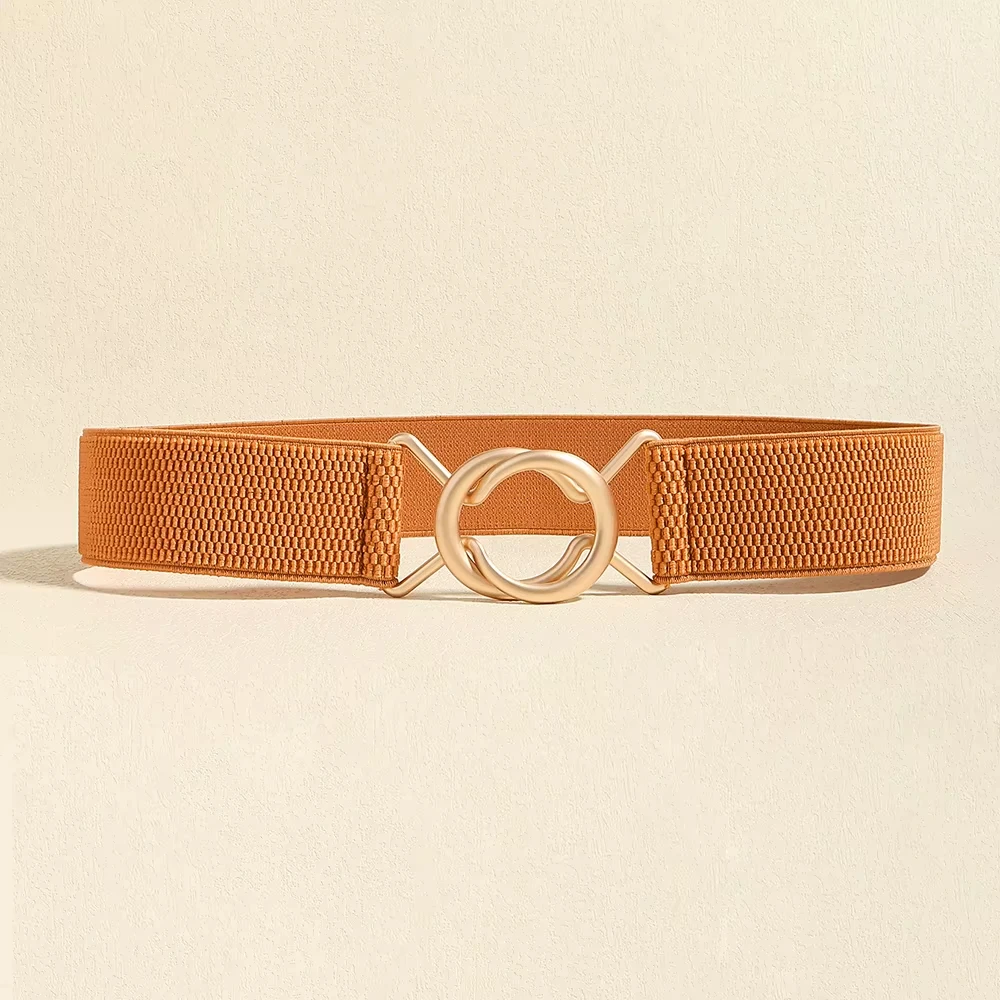 حزام نسائي بإبزيم ذو حلقة واحدة بسيط وأنيق مع فستان بحزام خصر بقصة ضيقة