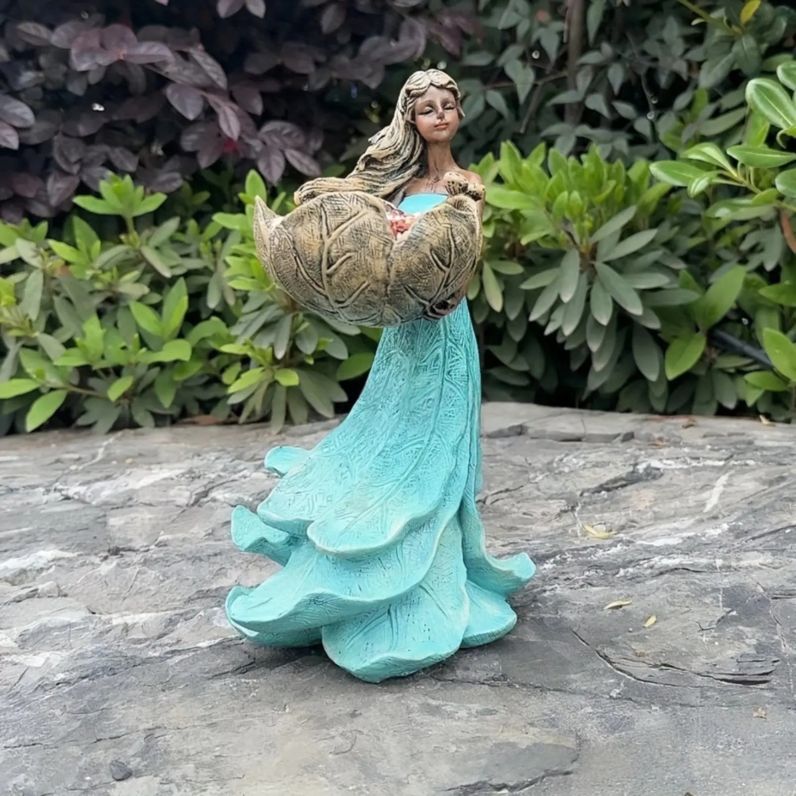 Elegant Lady Avian Feeder Elegant Design Female Statue Avian Feeder Resin Lady Figurine Hand-Painted Finish for Lawn