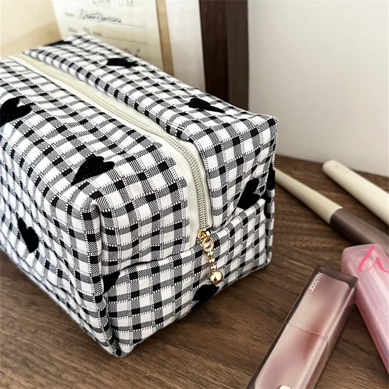 Ins Style Black White Checkered Heart Makeup Bag, Large Capacity Fabric Storage Pouch for Women, Portable Travel Toiletry Bag
