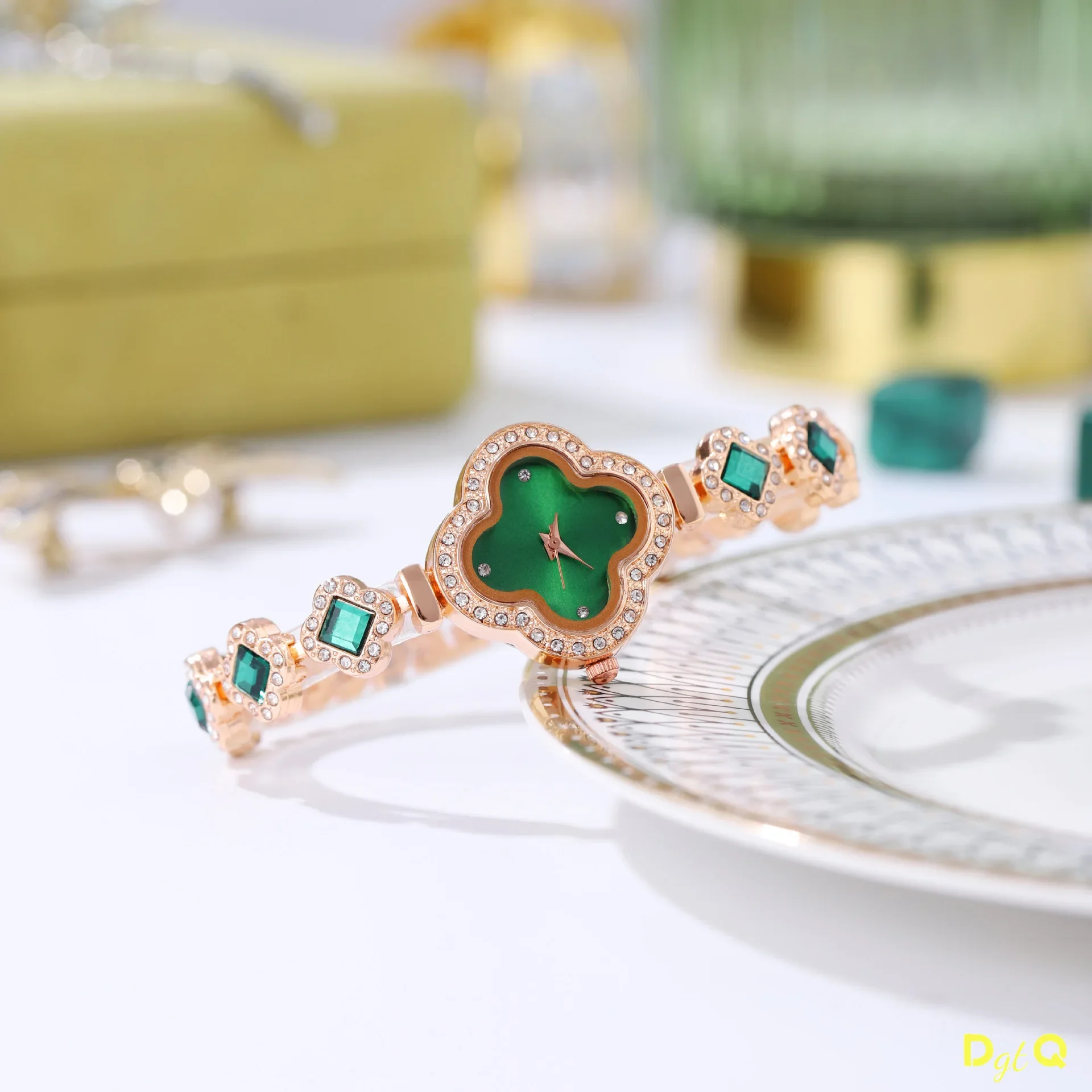 2025 นาฬิกาสร้อยข้อมือ Clover ใหม่พร้อมควอตซ์และฝังเพชร นาฬิกาผู้หญิงทันสมัย