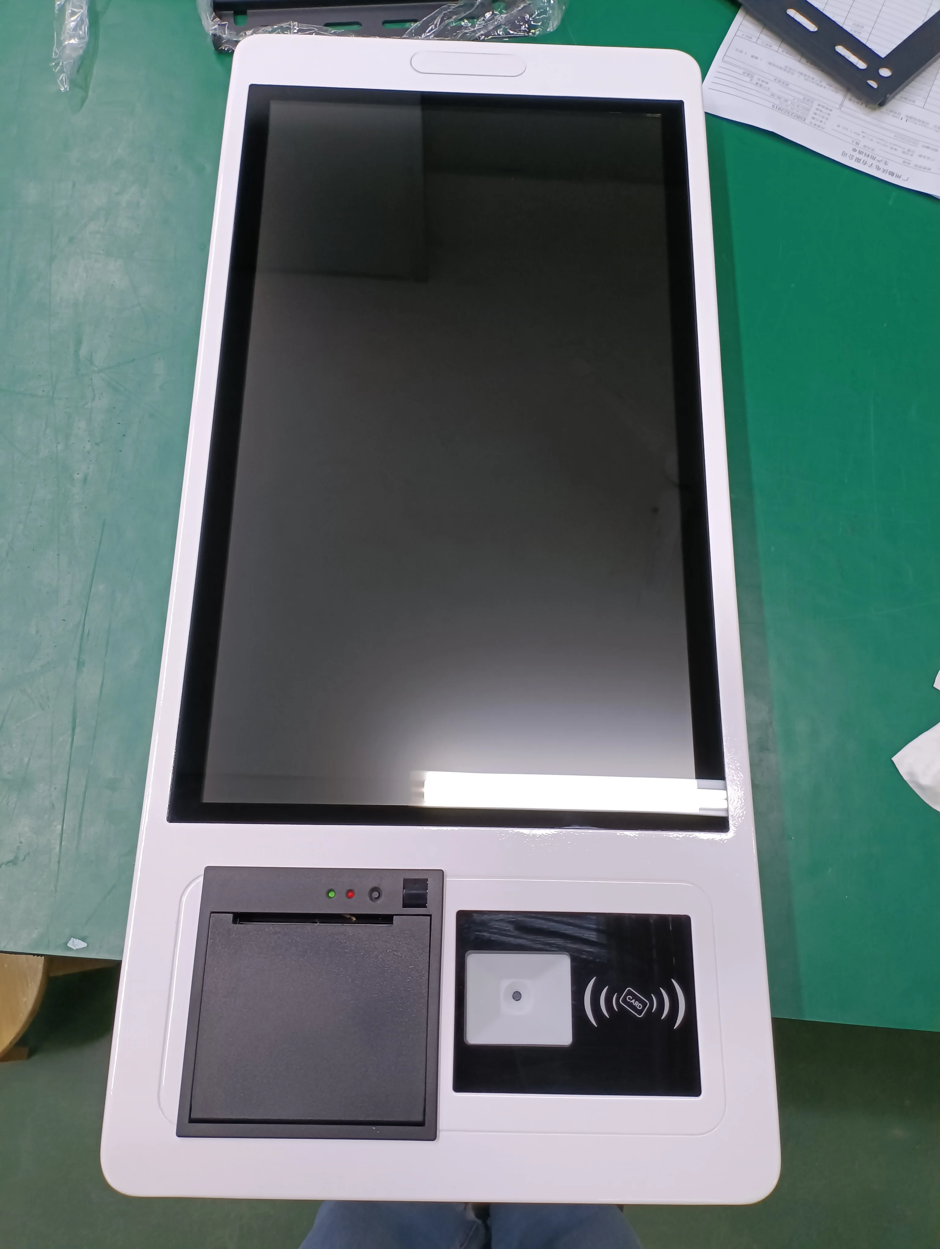 نافذة طلب الطعام بشاشة Lcd تعمل باللمس مقاس 15.6 بوصة بالسعة Intel 3th 4GB 64GB كشك الدفع لطلب المطار