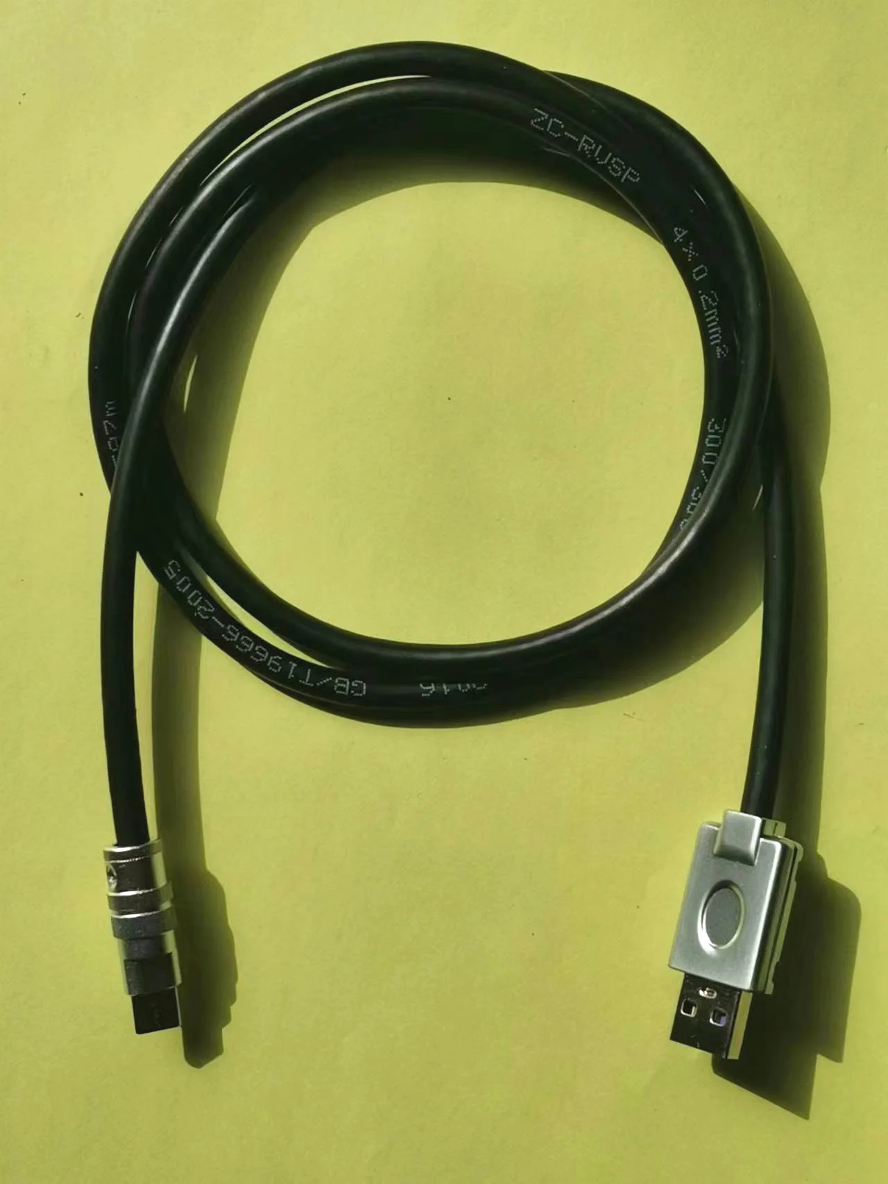 

Специальный кабель для подключения измерителя стоячей волны, верхний соединительный кабель компьютера