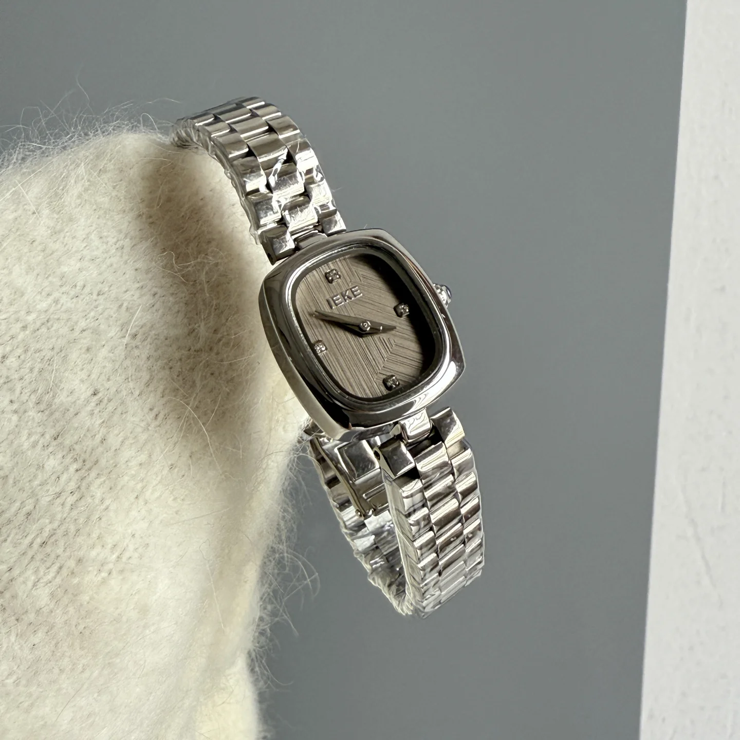 

High-End, Affordable Luxury Women'S Watch With Minimalist Checkered Pattern, Steel Strap, And Chain; Fashionable Quartz Watch.