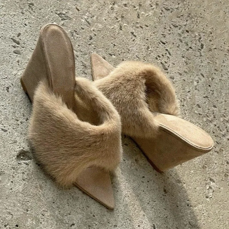 

Пушистые женские тапочки, босоножки на платформе и танкетке, туфли на высоком каблуке с острым носком, зима 2024, дизайнерское брендовое вечернее платье, пикантная обувь