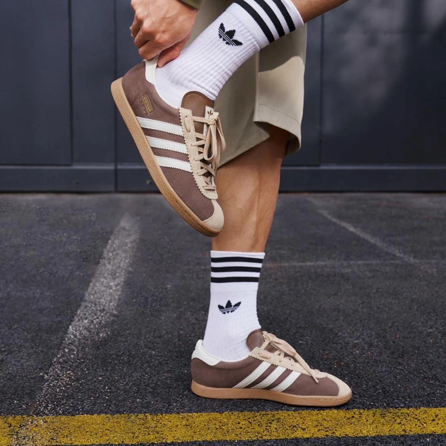 

Adidas genuine Originals Unisex Retro Trendy Lace-Up Low-Top Sneakers JR9554