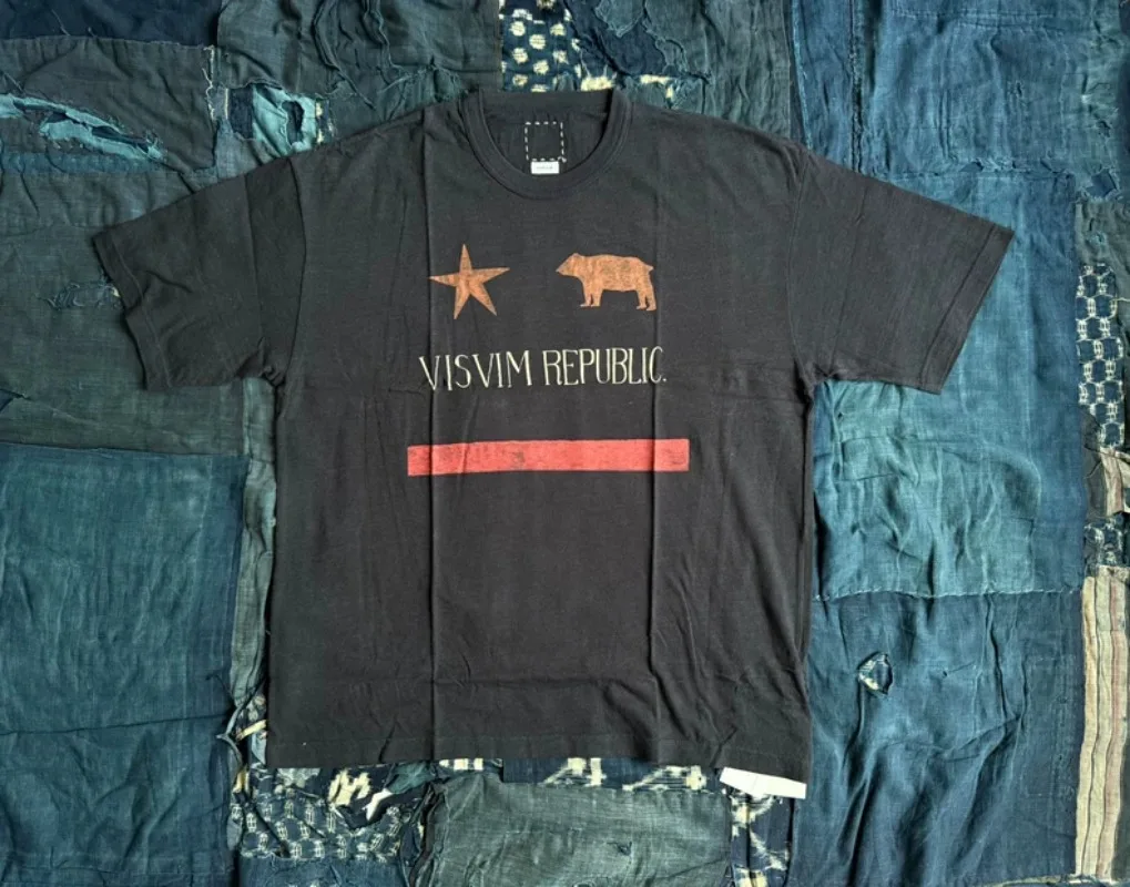 

Футболка VISVIM UMBO TEE S/S REPUBLIC из хлопка Tianzhu с принтом и короткими рукавами