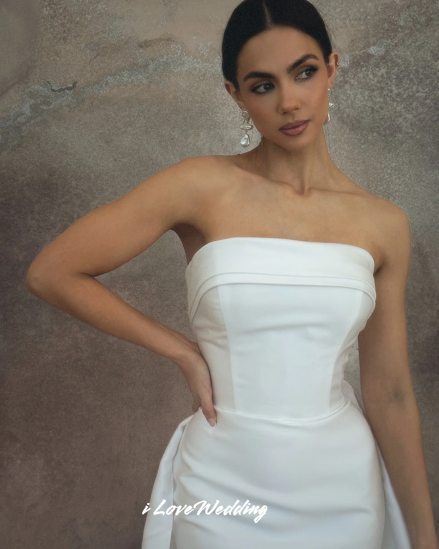 Białe Suknie Ślubne Bez Ramiączek 2025 Bez Rękawów Syrena Długość Do Podłogi Tren Sweep Elegancka Plisowana Sukienka na Przyjęcie Weselne Szyta na Miarę