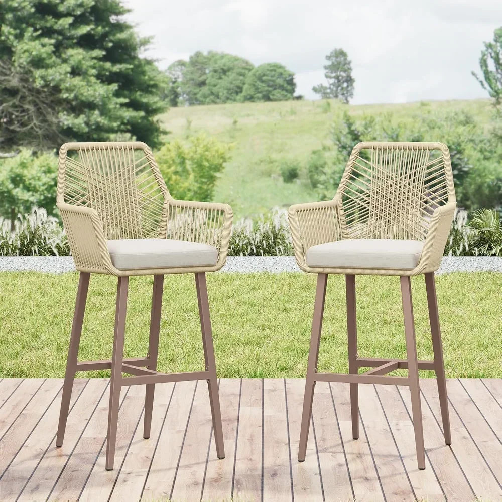 Zestaw 2 stołków barowych o wysokości blatu, krzesła rattanowe na patio z zakrzywionym oparciem, aluminiowa rama, styl boho z miękkim siedziskiem.