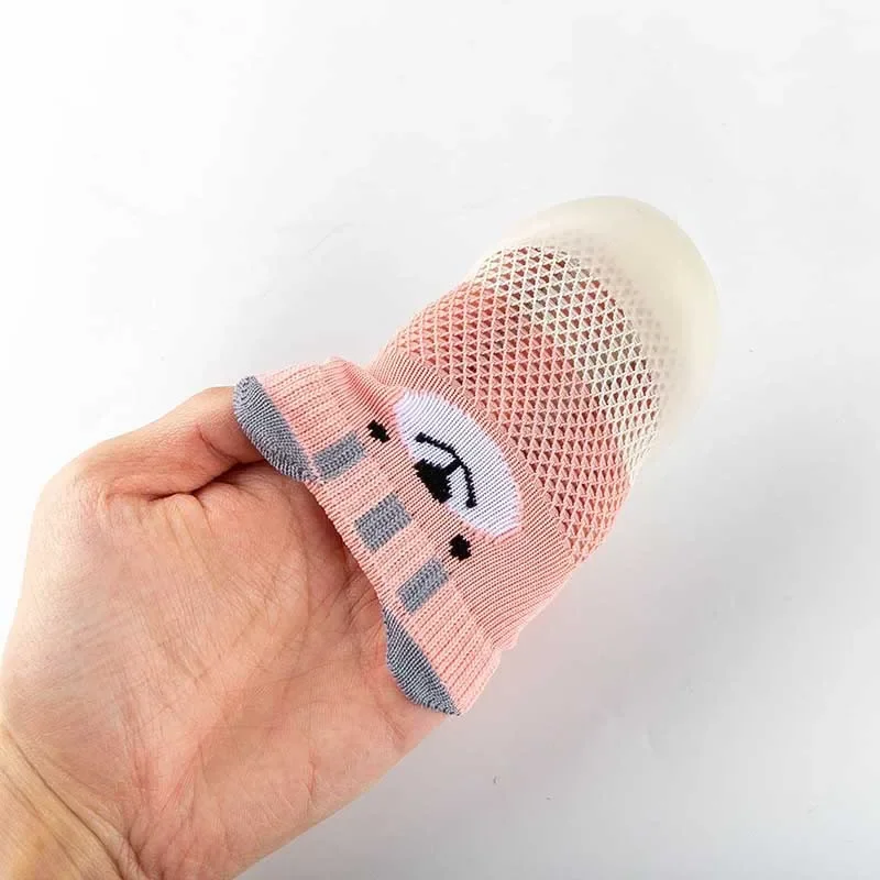 منتج جديد جوارب شبكية قابلة للتنفس أحذية أطفال ناعمة نعل داخلي مضاد للانزلاق أحذية أطفال صغار على طراز الرسوم المتحركة أحذية جوارب خنزير لطيفة