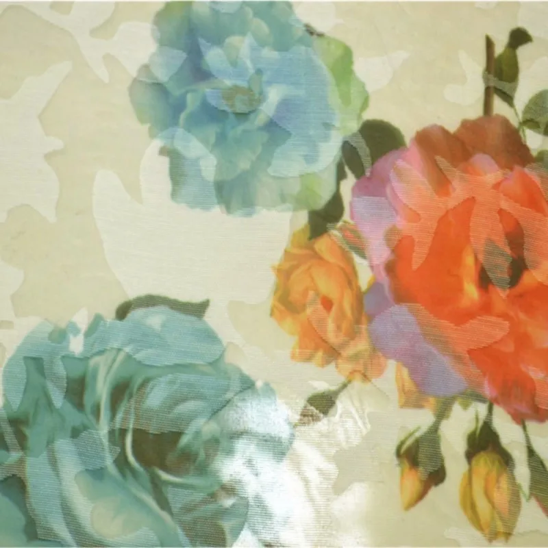 Fundo branco fino com padrões de flores coloridas e vestido de camisa de tecido de moda de gaze rotativa escavada