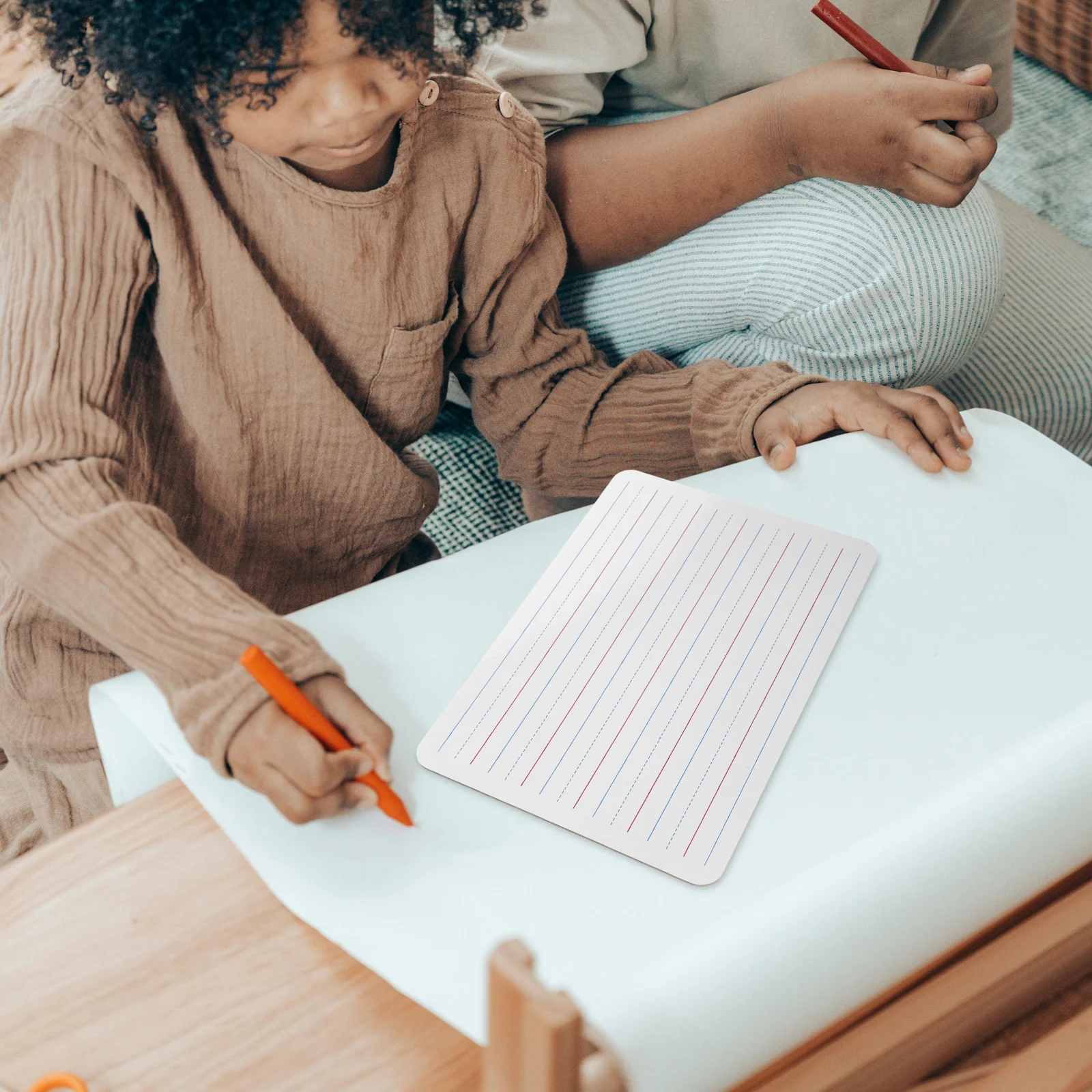 سبورة بيضاء صغيرة مبطنة محمولة للمسح الجاف للأطفال تعلم لوحة الكتابة على الوجهين للفصول الدراسية والمكتب تستخدم لوحة المسح الجاف للأطفال