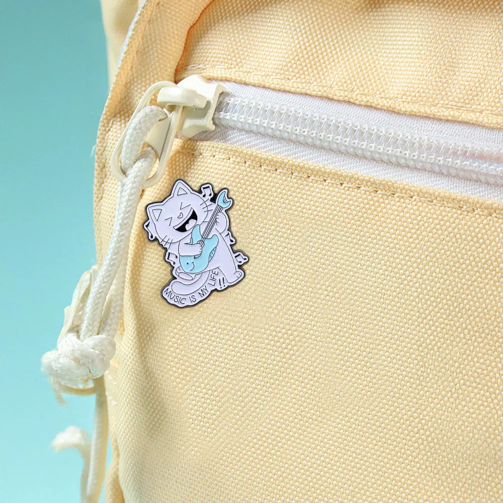 Entzückende Gitarrenspielende Katze Emaille-Brosche „Musik ist mein Leben“ Cartoon-Anstecknadel Ein Geschenk für Musiker und Katzenliebhaber – Detail 8