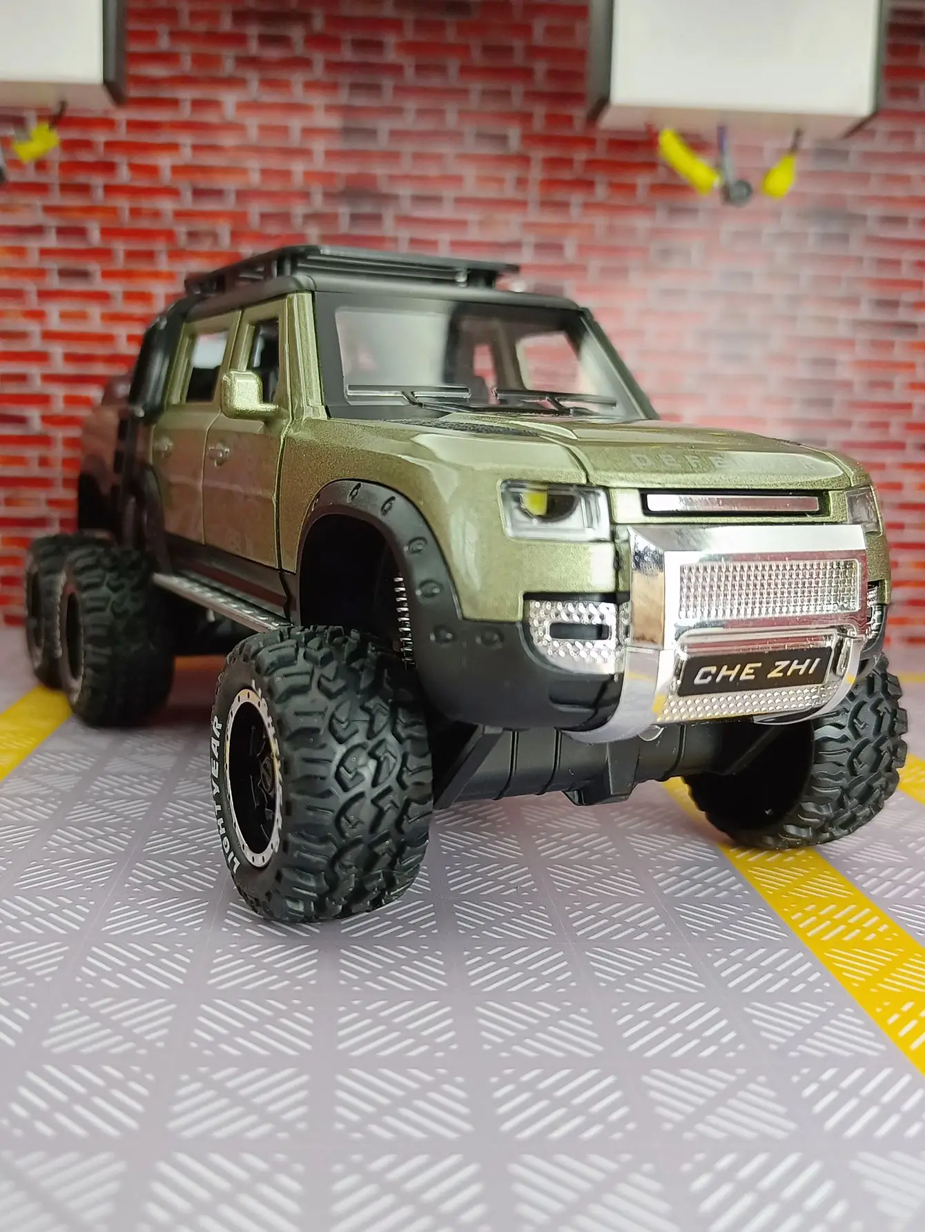 

1:24 Land Rover alloy off-road vehicle model, doors and engine hood, trunk can be opened rich details, fine workmanship