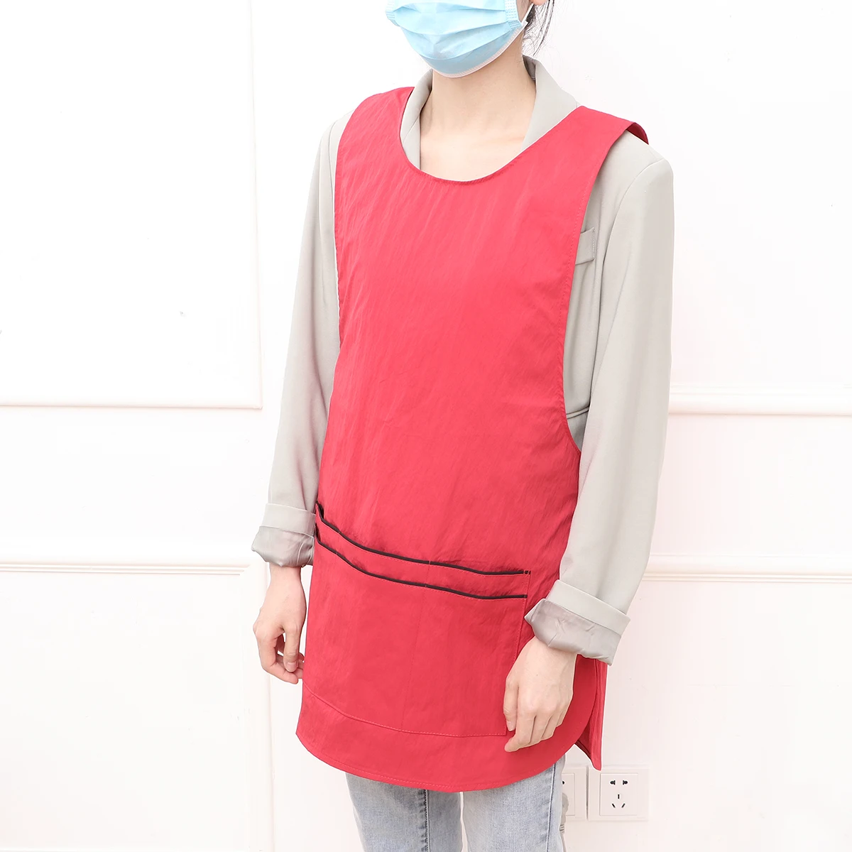 

Waterproof Beauty Apron for Hair Salon Kitchen Work Sleeveless Pinafore with Pockets Protective Apron Fashion Cleaning for Women