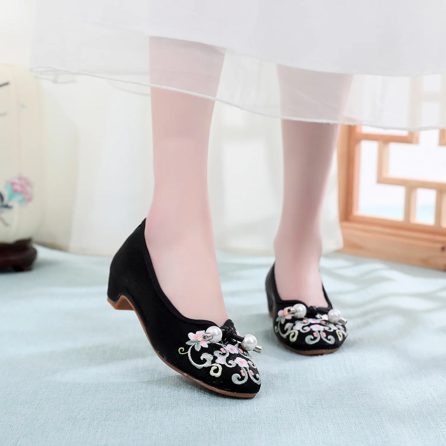 Size 34-40 Embroidered Shoes Women Chinese Cloth Shoes Low Heeled Ethnic Style Point Toe Pumps