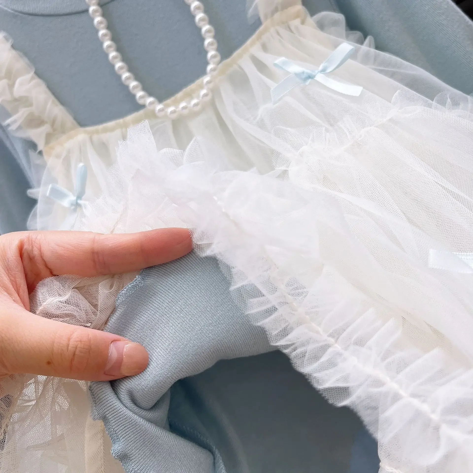 Mädchen-Set im koreanischen Stil, 3-teilig – Langarm-Oberteil, Trägerkleid & Jeans, lässiges Herbst-Outfit für Kinder – Detail 10