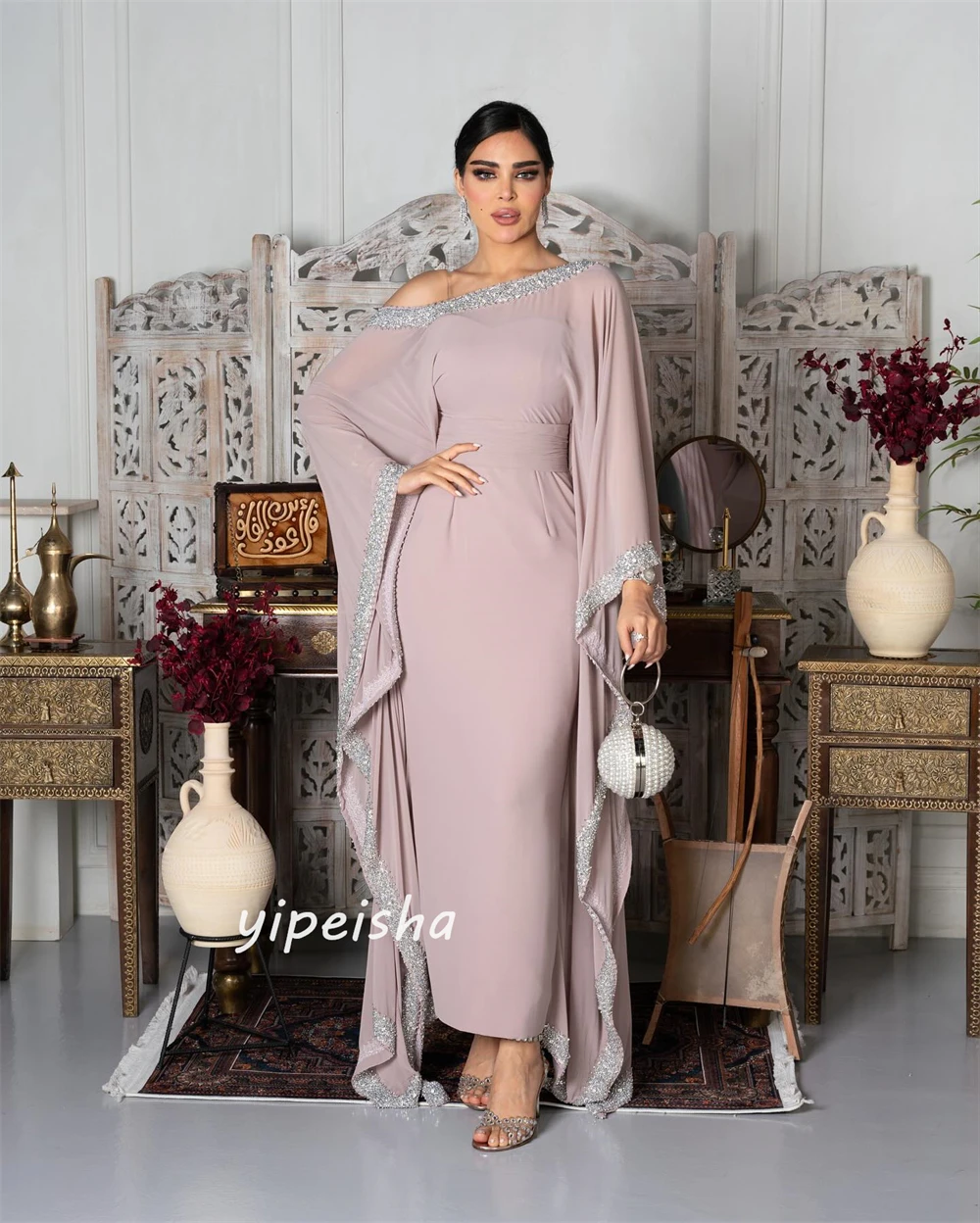 Abiti da cerimonia su misura in chiffon lungo fino al pavimento con paillettes a trapezio con spalle scoperte personalizzati