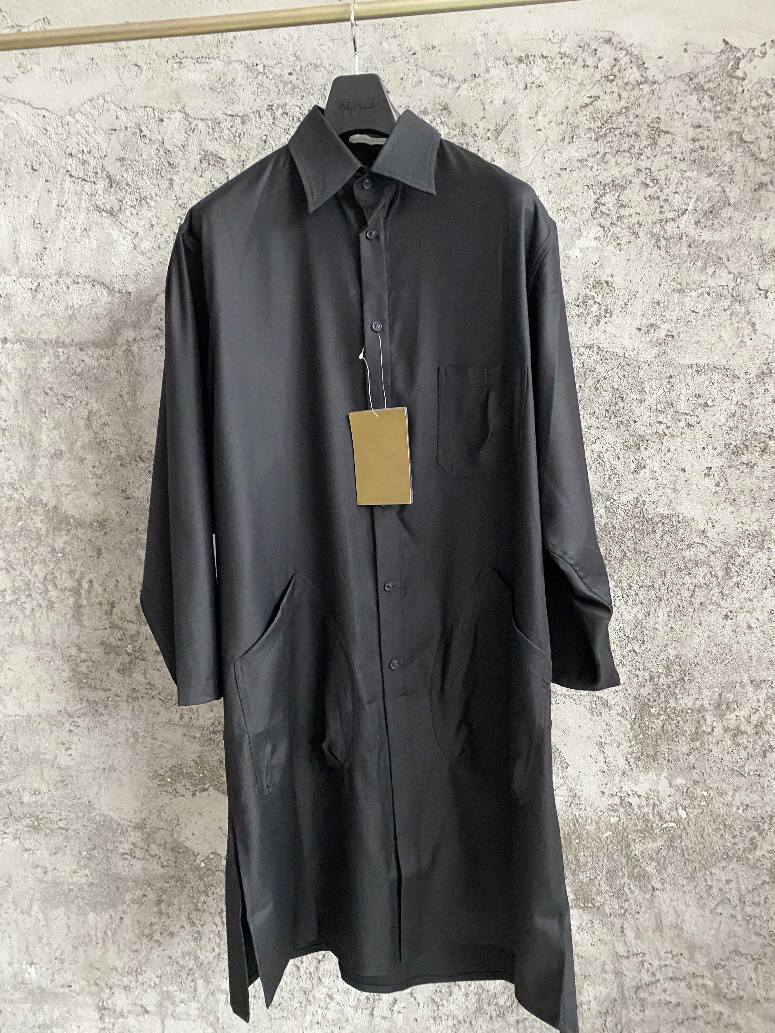 Original design, detachable collar, single-breasted, long-sleeved black shirt with button decoration