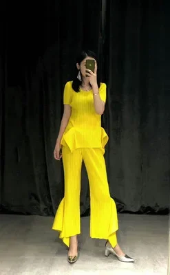 

HOT SELLING Miyake Fashion Fold Pure Color Short Sleeve T-shirt + Leisure Nine Points Bell-bottomed Pants Suit