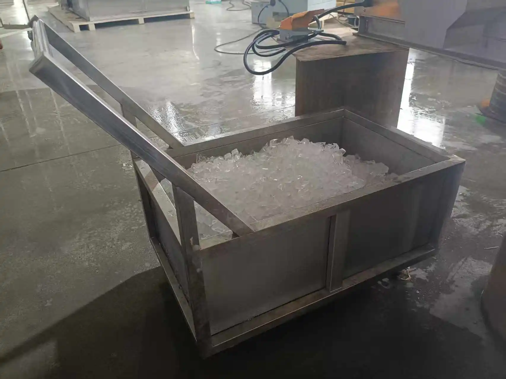 1Ton/day Industrial Square Ice Maker Machine 380V 3Phase With Complete Branded Components For Beverage & Food Industry