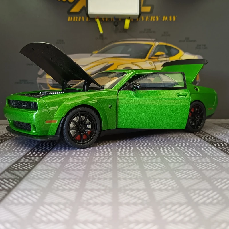 1:24 simulação Dodge Hellcat liga modelo de carro ornamento, portas e capô do motor, porta-malas pode ser aberto com presentes de som e luz