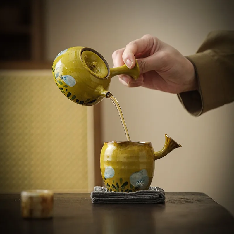 Tetera de cerámica de Camelia pintada a mano, olla individual, olla con mango lateral de color bajo vidriado, pequeña capacidad, juego de té doméstico para una sola persona