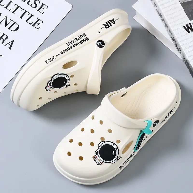Men's summer outerwear with soft sole, anti slip thick sole, toe cover, outdoor hole design, new slippers, casual beach shoes