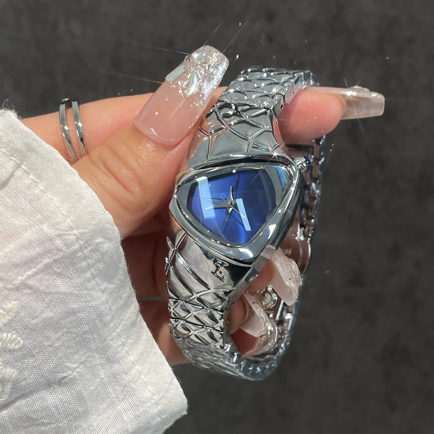 CILOA Unique Curved Triangle Ladies Quartz Wristwatch Metal Bracelet