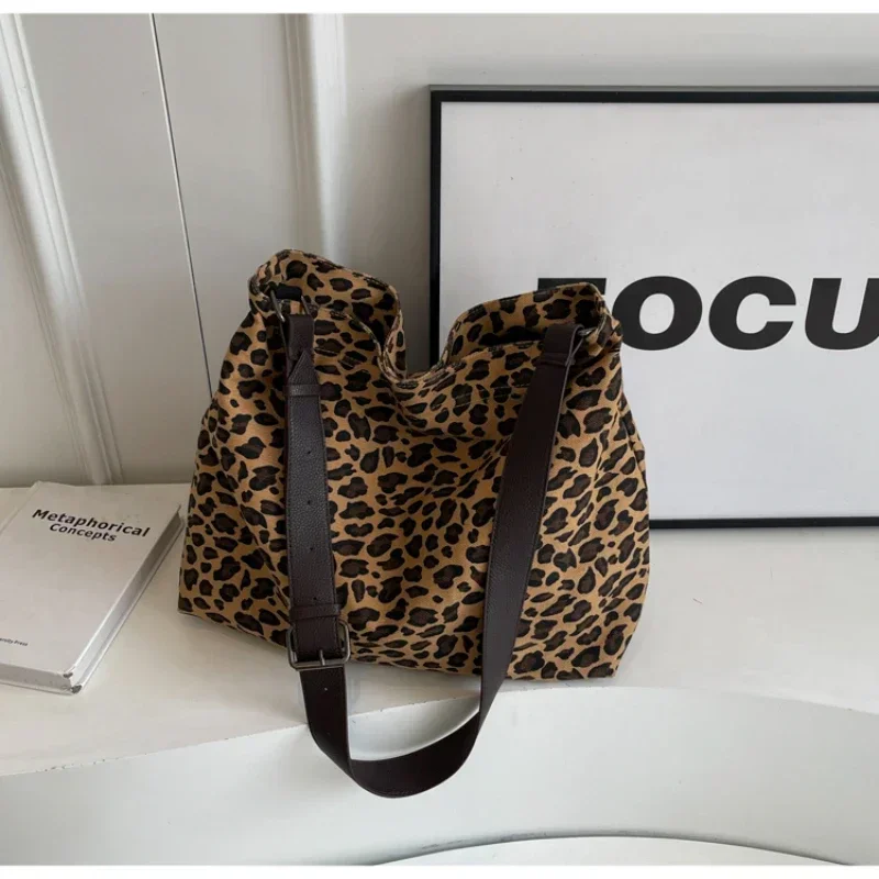 Bolso de lona con estampado de leopardo, gran capacidad, informal, para ir al trabajo, versátil, para axila, 2024