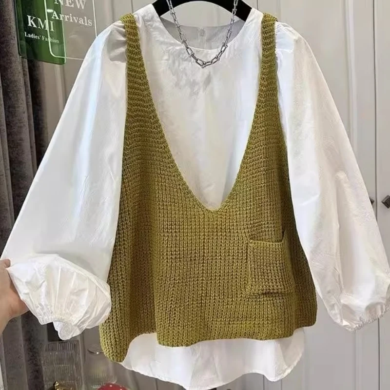 

Комплект из двух предметов: Желтый вязаный жилет большого размера (300 Pou) и белая кофта с рукавами-фонариками. Повседневный топ для весны и осени.