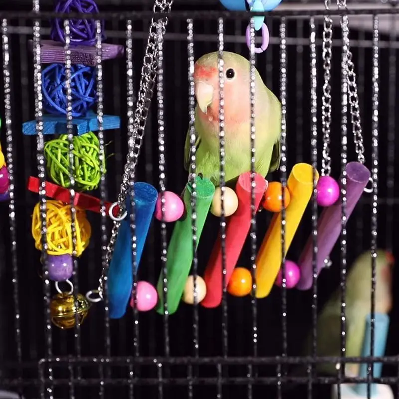 BIRD Chew ของเล่น Foraging Shredder ชุดของเล่น 8 ชิ้นหลากสี Parrot CAGE กัดของเล่น Parakeet ธรรมชาติของเล่นบันไดปีนเขานกแก้ว
