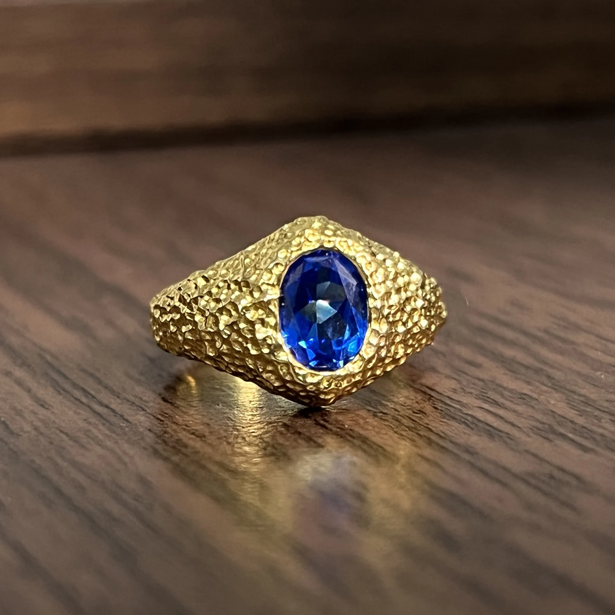 S925 silver, 18k thick gold plating process, Paraiba/cultured sapphire hammered texture, vintage-inspired ring.