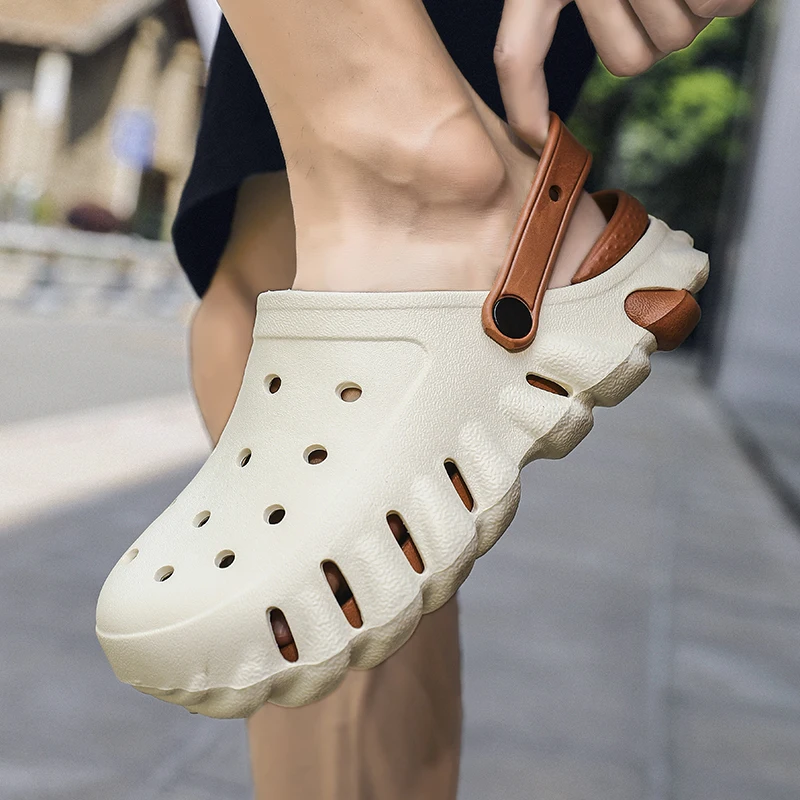 A Pair of Men's New Clogs, Wear-Resistant, Non-Slip Sports Beach Shoes, Comfortable, Fashionable and Simple Men's Shoes for Outer Wear