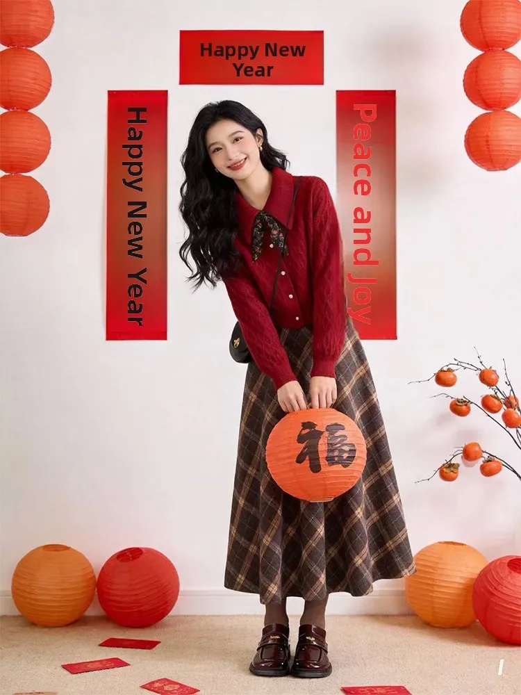 

Красный вязаный свитер и клетчатая юбка: комплект из двух предметов в винтажном стиле с отложным воротником, антивозрастной эффект, новогодний наряд для женщин