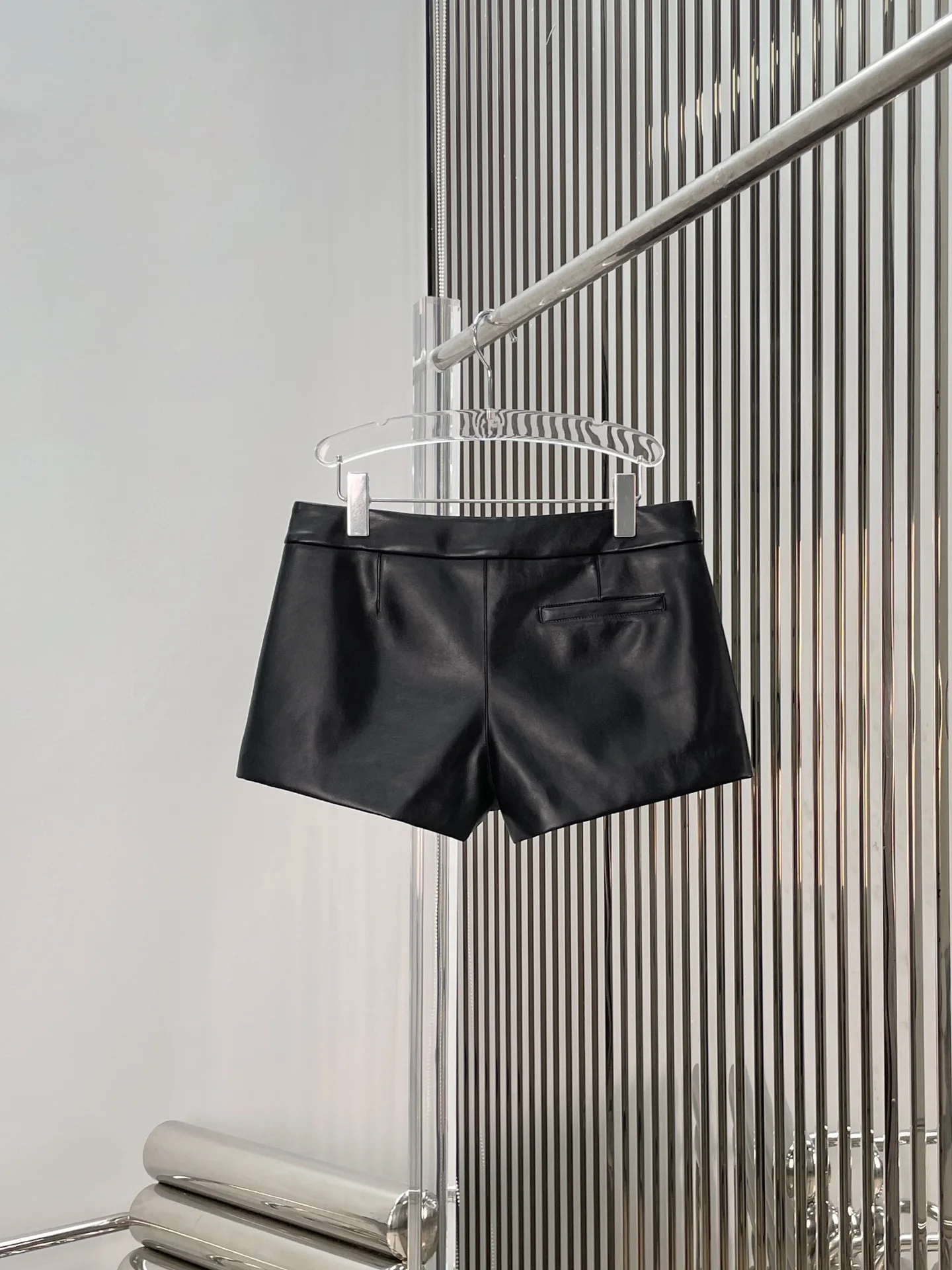 

Стильные облегающие шорты из искусственной кожи с высокой талией для женщин, повседневные прямые брюки для дам