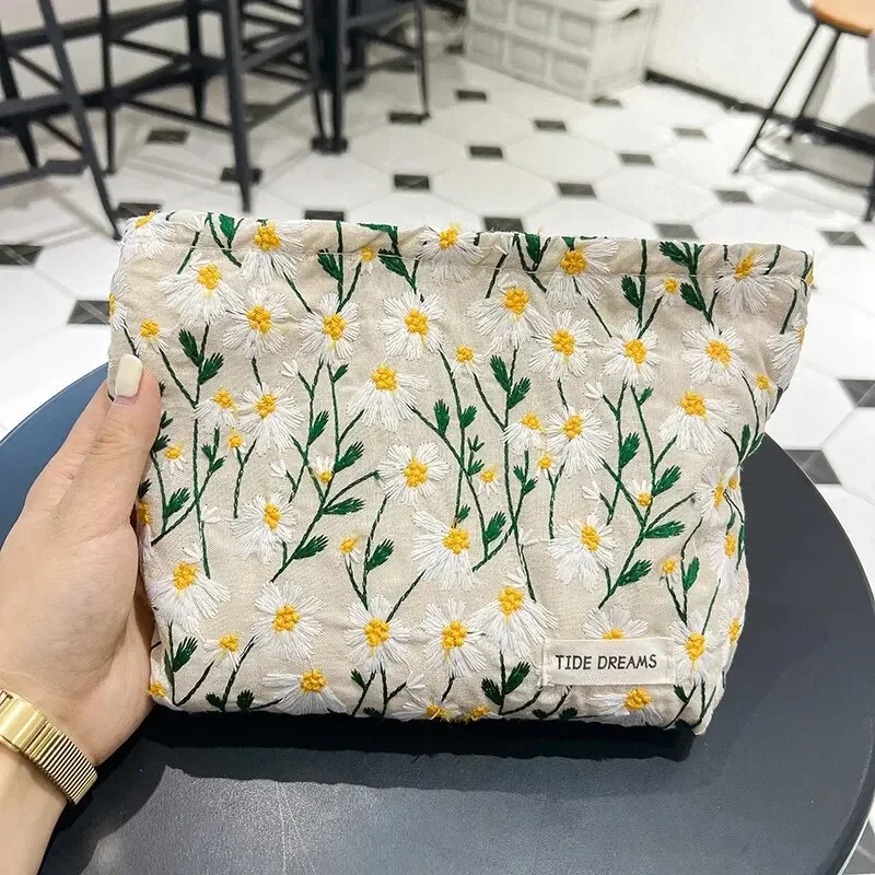 New Daisy flower makeup bag high appearance level large capacity storage bag Skin care cosmetics hand in hand with the bag